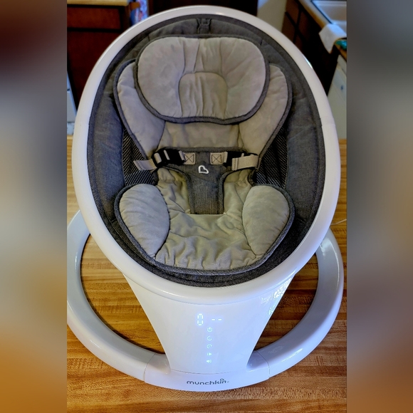 Munchkin Infant Seat in Gray and White - Picture 1 of 6